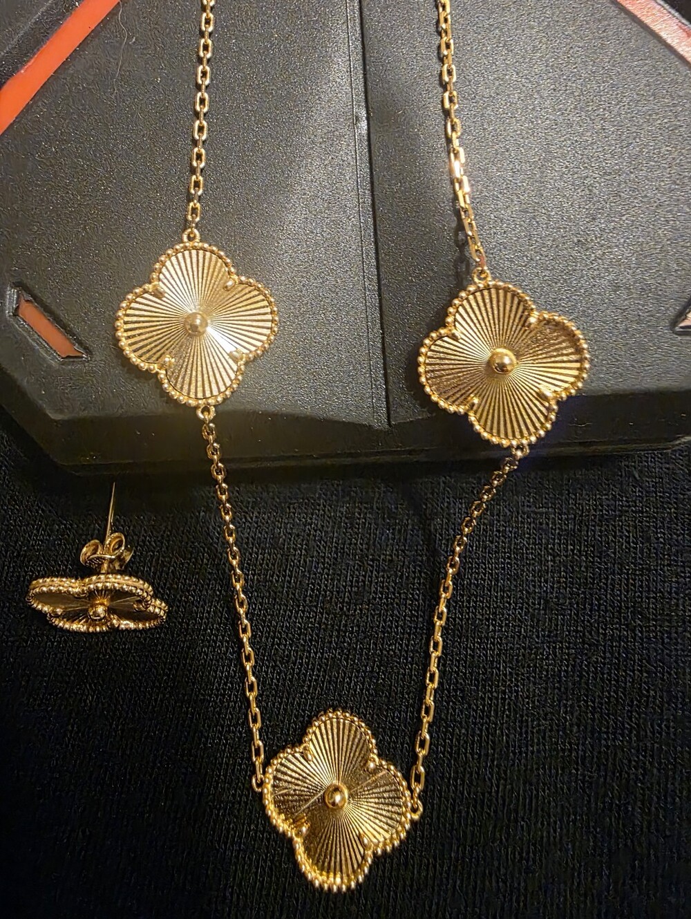 18k Gold 5 Leaf Clover Necklace & Stud Earring Set 11.54g.&15mm With 750 Stamp